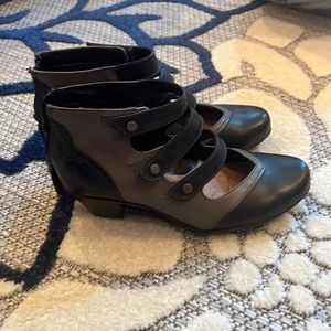 Ladies Earth Origin heeled closed toe shoe with 3 straps